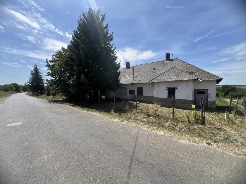 Eladó családi ház, Felsőmocsolád