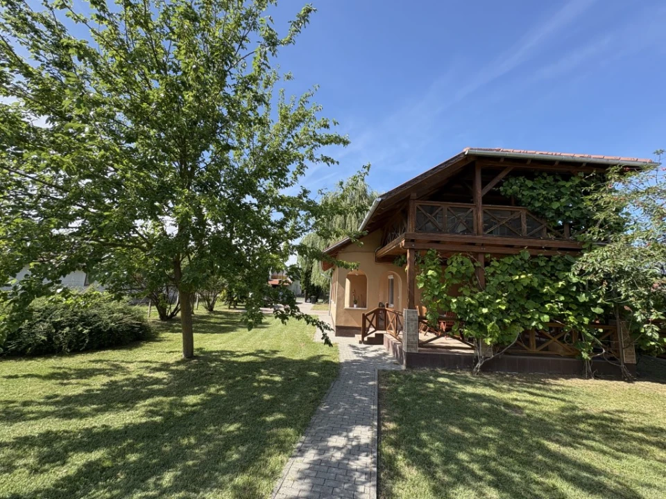Eladó családi ház, Balatonfenyves