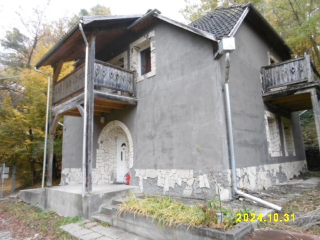 Eladó 1630 m2 ipari, keresk. épület, Miskolc