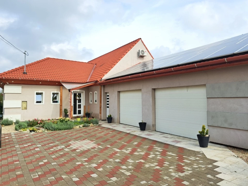 Eladó 145 m2 családi ház, Felsőzsolca