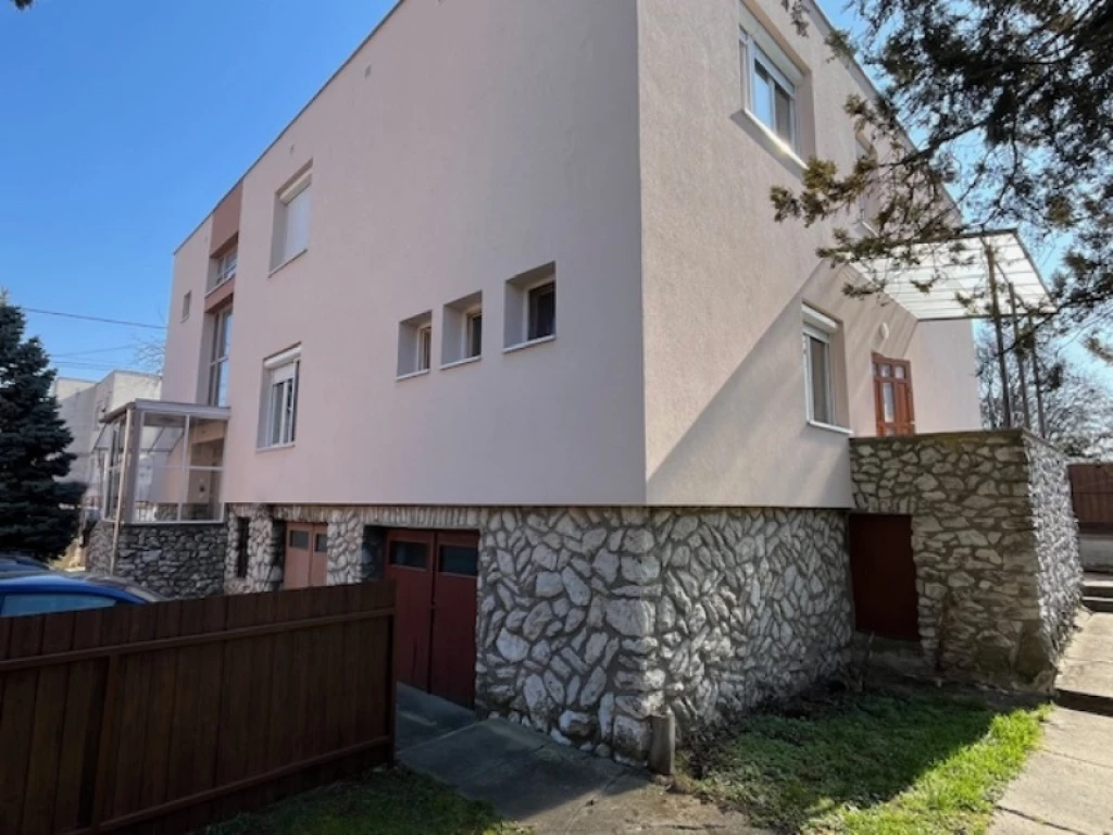 Eladó 116 m2 tégla lakás, Miskolc