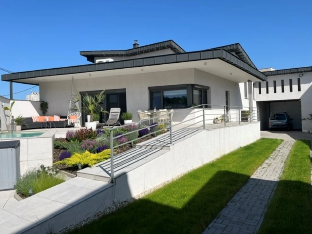 Eladó 233 m2 családi ház, Miskolc