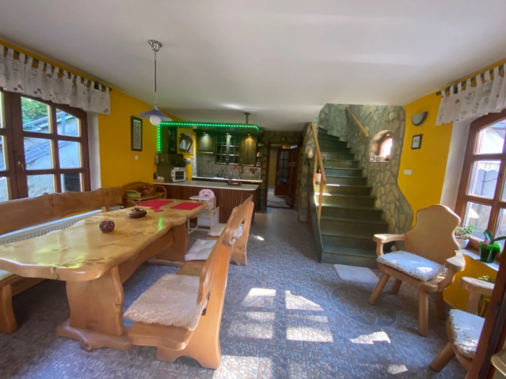 c3-1-name c2-1-name, Pilisborosjenő, Házirét