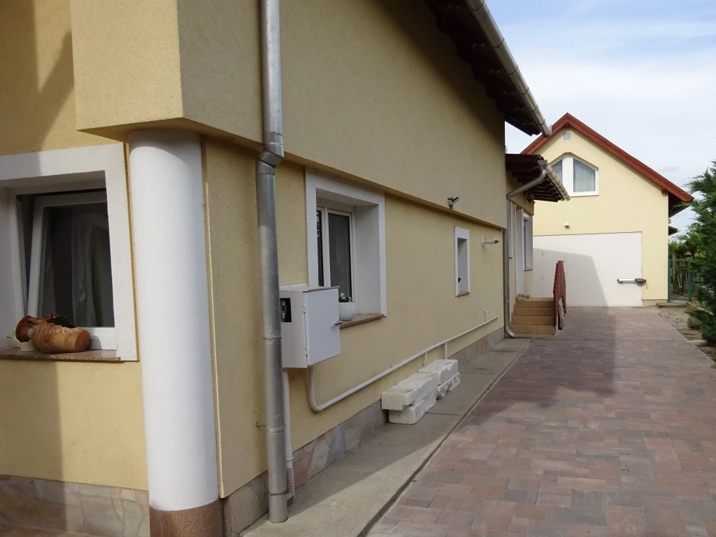 Két családi ház egyben eladó