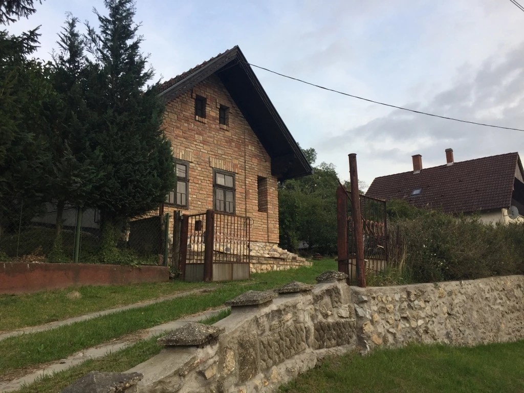 For sale house with a garden, Súr