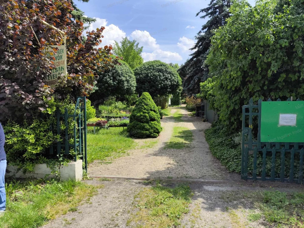 Komáromban ipari telek családi házzal eladó.