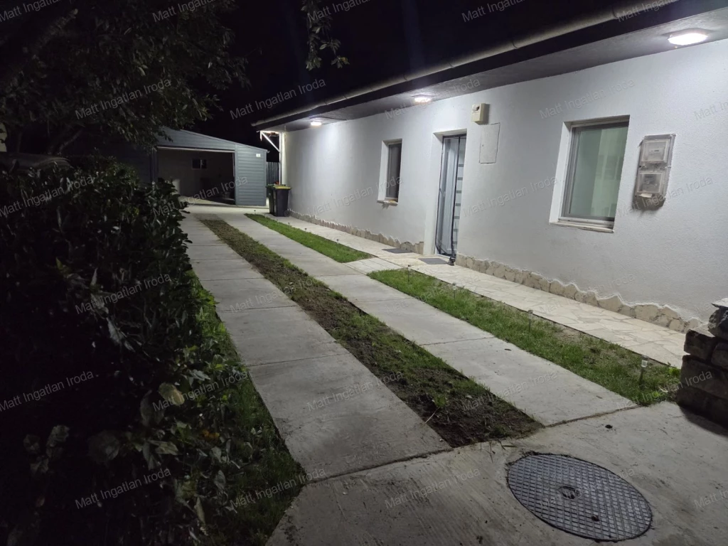 Okoseszközzel vezérelhető, felújított ház eladó Neszmélyen!