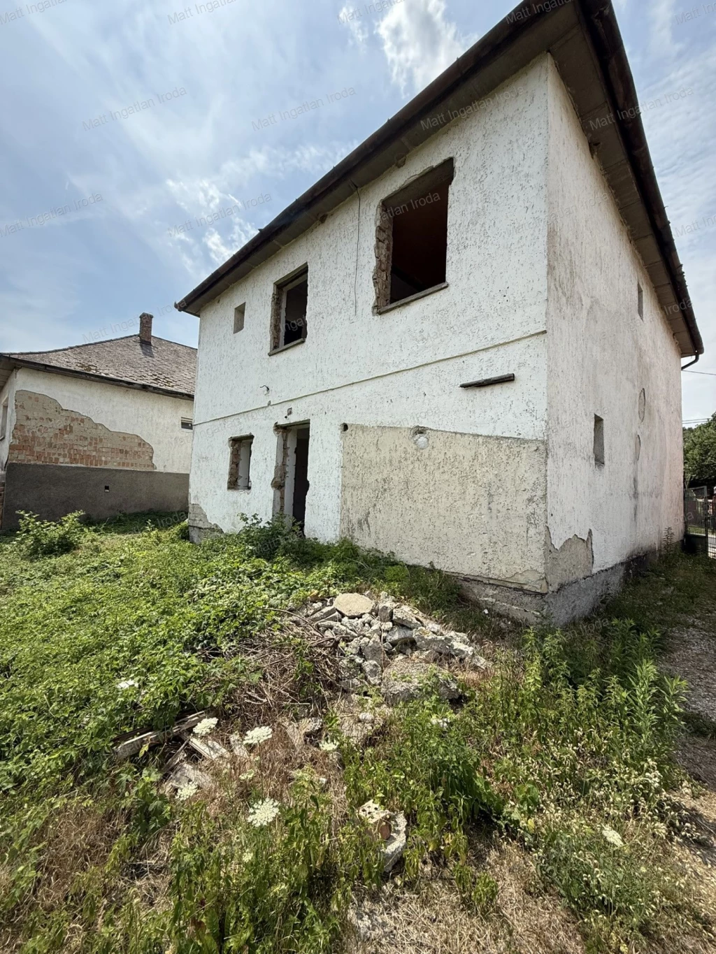 Bajóton, a Fő úton felújítandó, 2 szintes családi ház eladó!