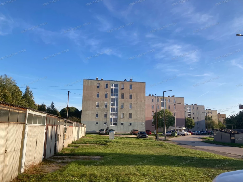 Tata központjában garázs eladó!