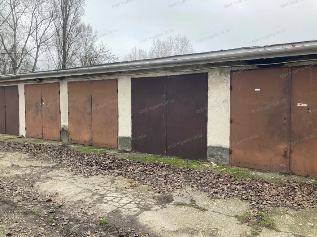 Aknás garázs, áram bevezetve