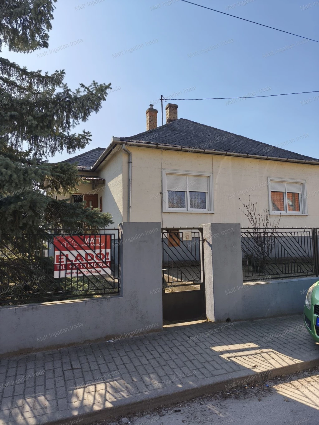 Esztergom-kertvárosban, jó állapotú, három szobás családi ház eladó!