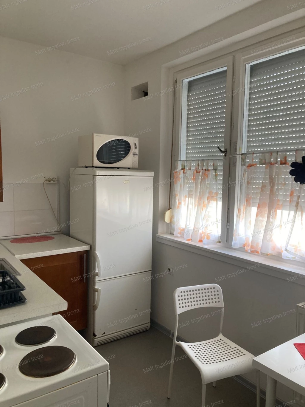 Erkélyes lakás Újváros központjában