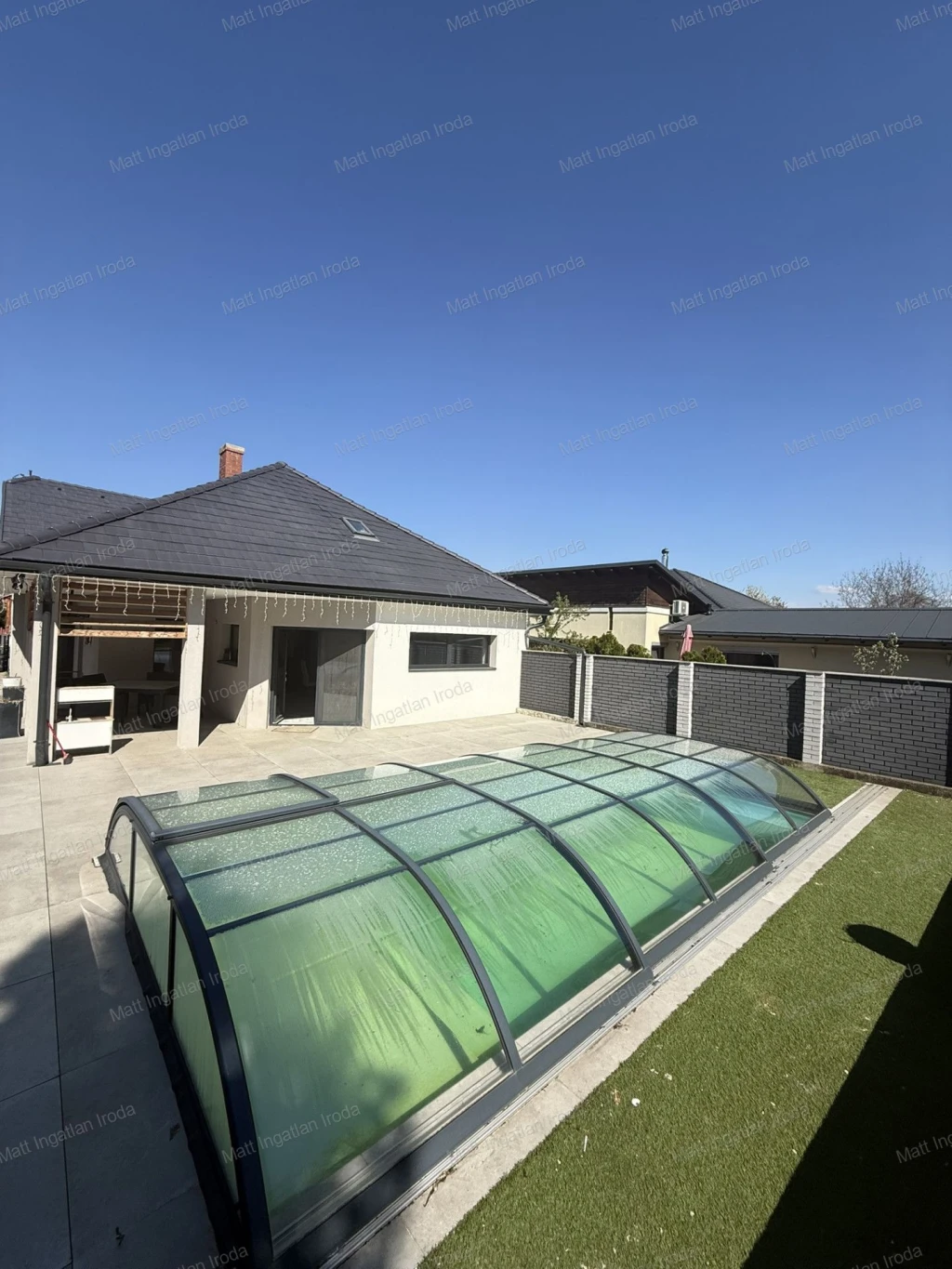 Prémium otthon medencével, nyugodt környezetben