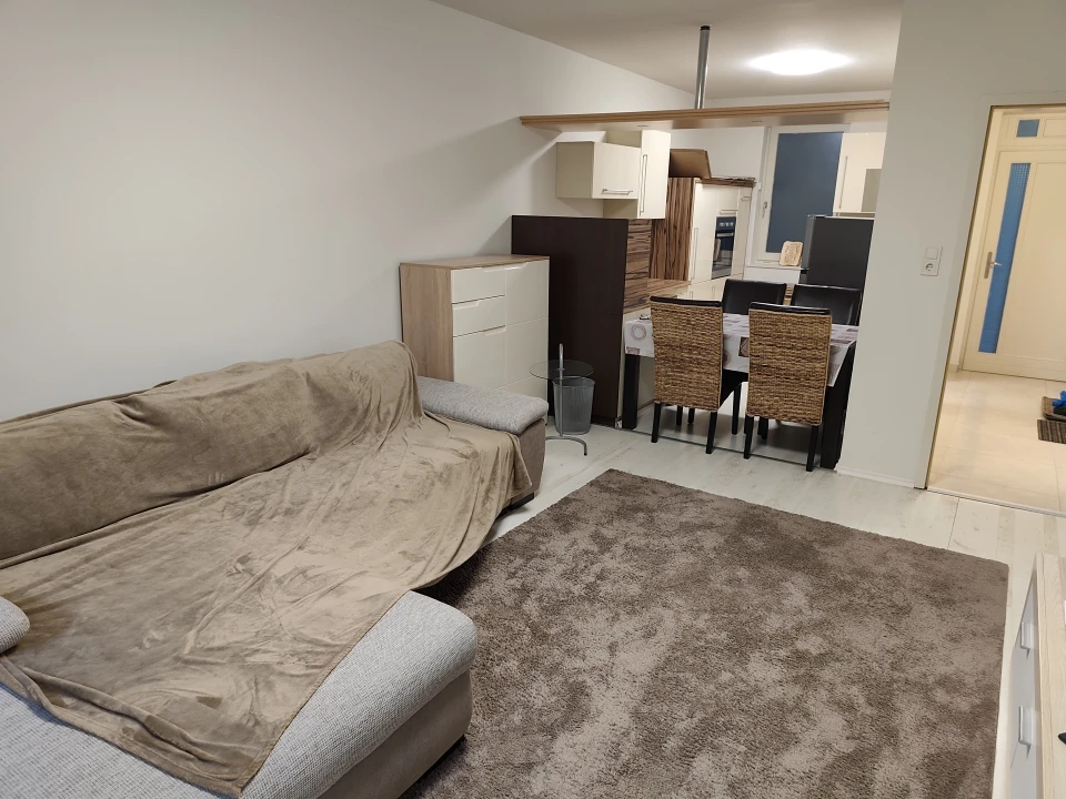 Eladó téglalakás, Sopron