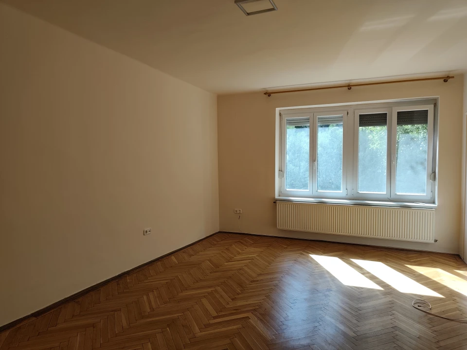 Eladó téglalakás, Sopron