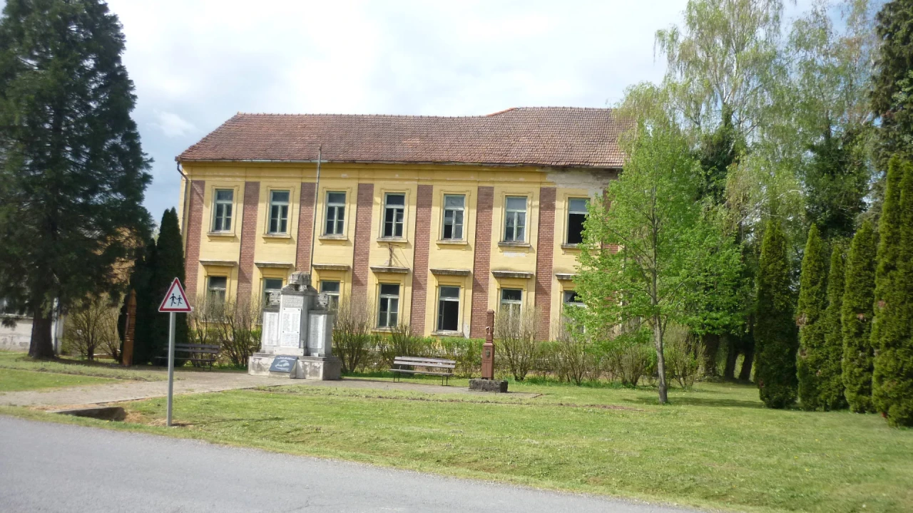 Eladó , Nova