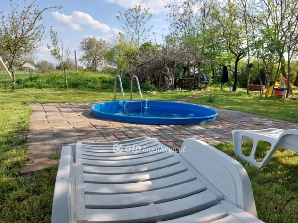For sale house with a garden, Lepsény