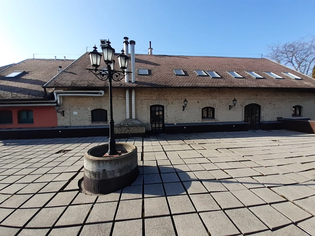 Fonyódon melegkonyhás étterem nagy tetőterasszal
