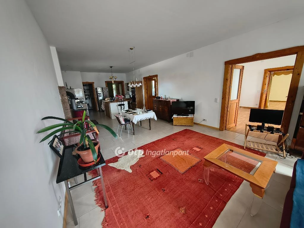 Lajoskomáromban eladó egy kúria jellegű 200 m2-es lakóépület