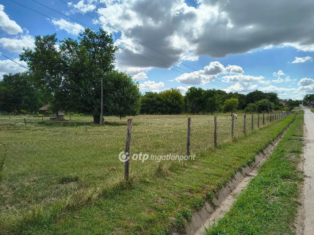 Lajoskomáromban eladó egy 2240 m2-es belterületi építési telek
