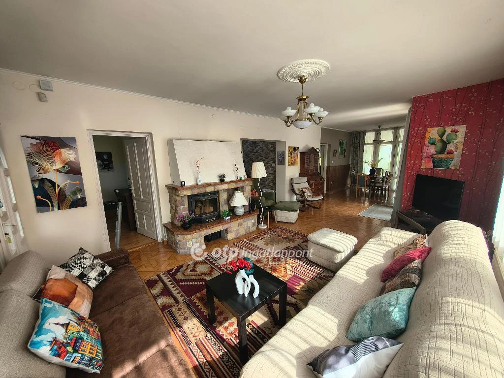 Siófok-Kilitin eladó egy kétszintes 176 m2-es családi ház különálló garázzsal