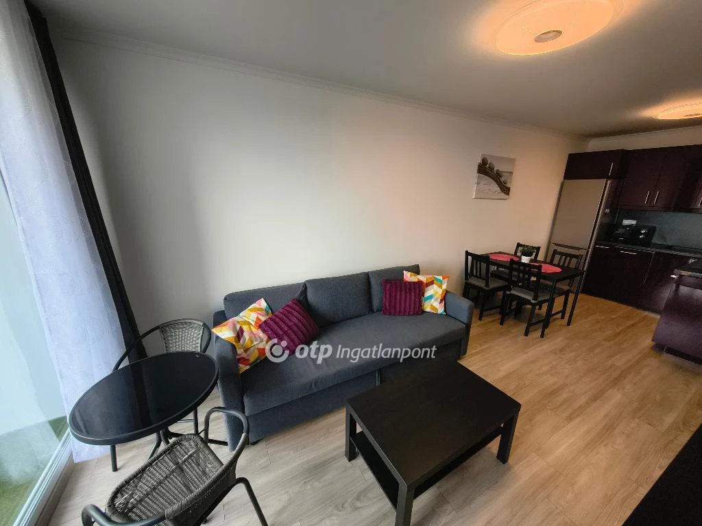 A siófoki Ezüstparton eladó egy 2. emeleti 38 m2-es vízparti panorámás társasházi lakás