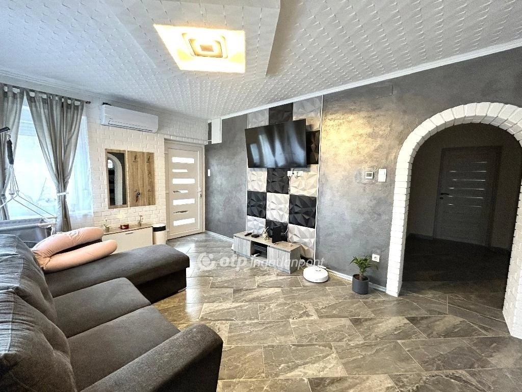 Eladó Ház, Pincehely