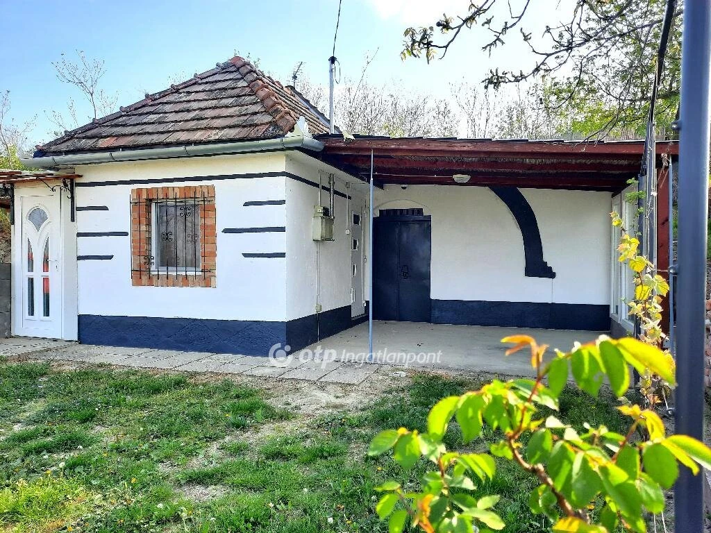 Kis ház kicsi önálló telken