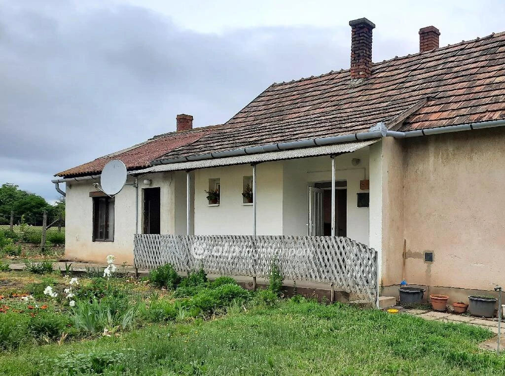 Balaton-parttól 4800 méterre eladó családi ház