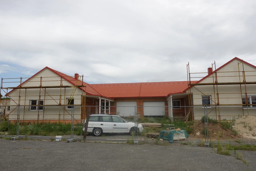 ÚJ ÉPÍTÉSŰ, KIVÁLÓ ELRENDEZÉSŰ, egyszintes, ENERGIATAKARÉKOS kulcsrakész családi ház eladó Hajmáskéren.