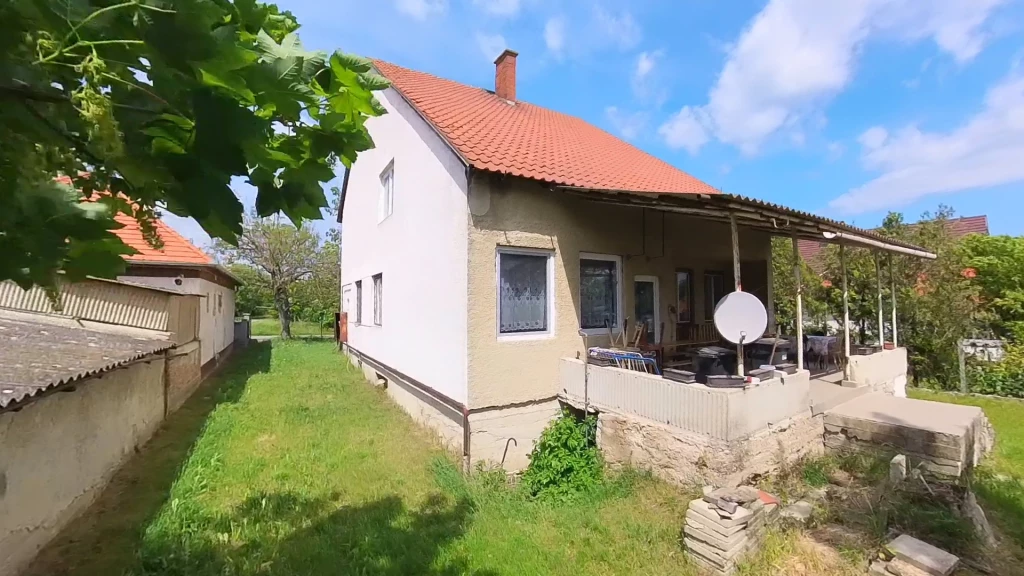 AZONNAL KÖLTÖZHETŐ, 6 szobás, két szintes családi ház REMEK ÁRON eladó Berhida Vasút utcában.