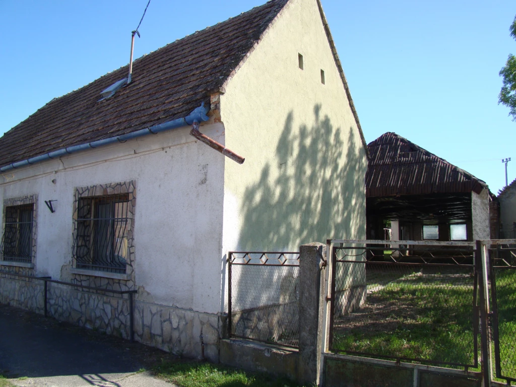 Egykori kocsma, NAGY MELLÉKÉPÜLETTEL, nagy területtel, FEDETT NAGY UDVARRÉSSZEL eladó Adorjánházán