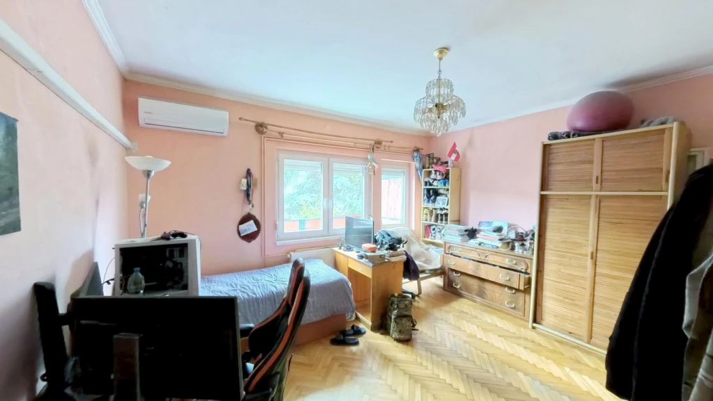 KÉT LAKÁSOS társasházi ingatlan GARÁZZSAL eladó Balatonalmádiban a piactól karnyújtásnyira.