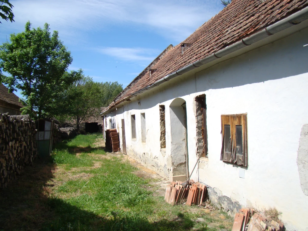 HANGULATOS 2 szobás, FALUSI CSOK-os parasztház, nagy melléképületekkel Egeralján eladó