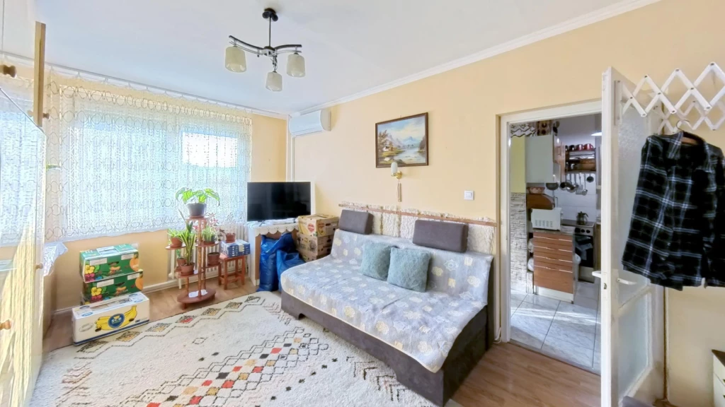 FELÚJÍTOTT, 1,5 szobás, BÚTOROZOTT lakás REMEK ÁRON eladó Ajka Kohász utcában.