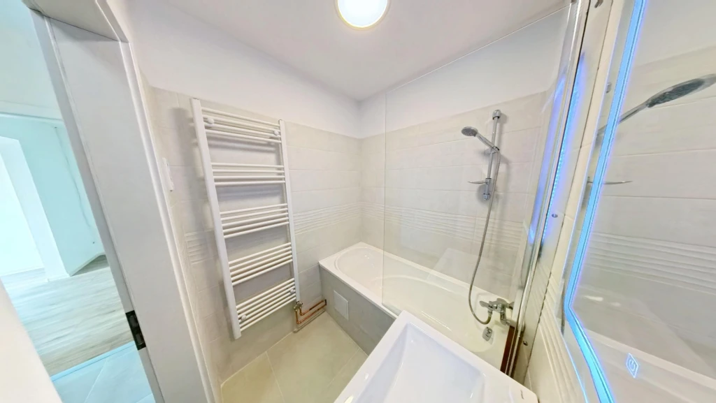 VADONATÚJJÁ VARÁZSOLT PANORÁMÁS, azonnal költözhető lakás Veszprém Halle utcában eladó.