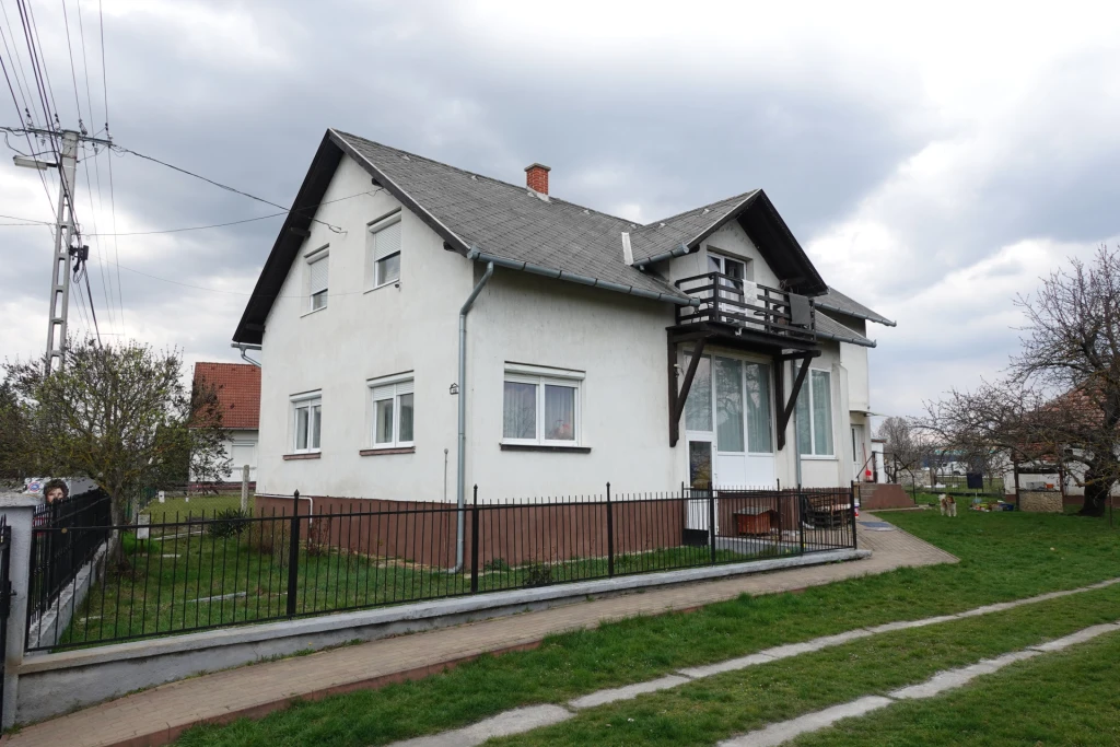 KÉT KÜLÖN LAKRÉSZES, PANORÁMÁS, nagy családi ház Bándon eladó.