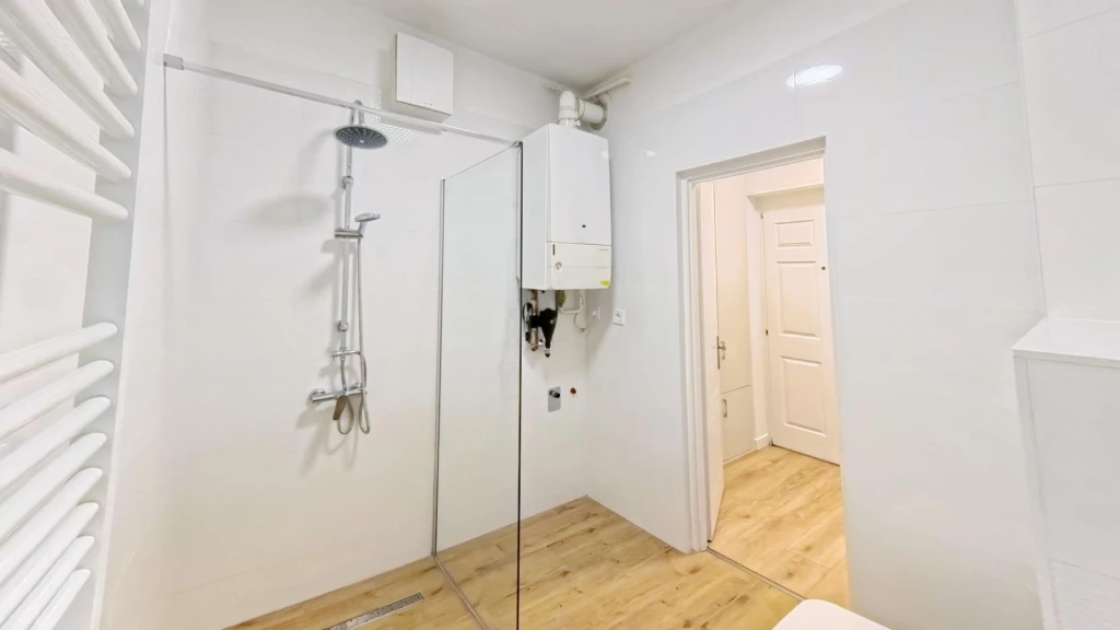 TELJES ALAPOSSÁGGAL FELÚJÍTOTT garzonlakás, rendkívül alacsony rezsivel hosszú távra kiadó Veszprém Vécsey utcában.