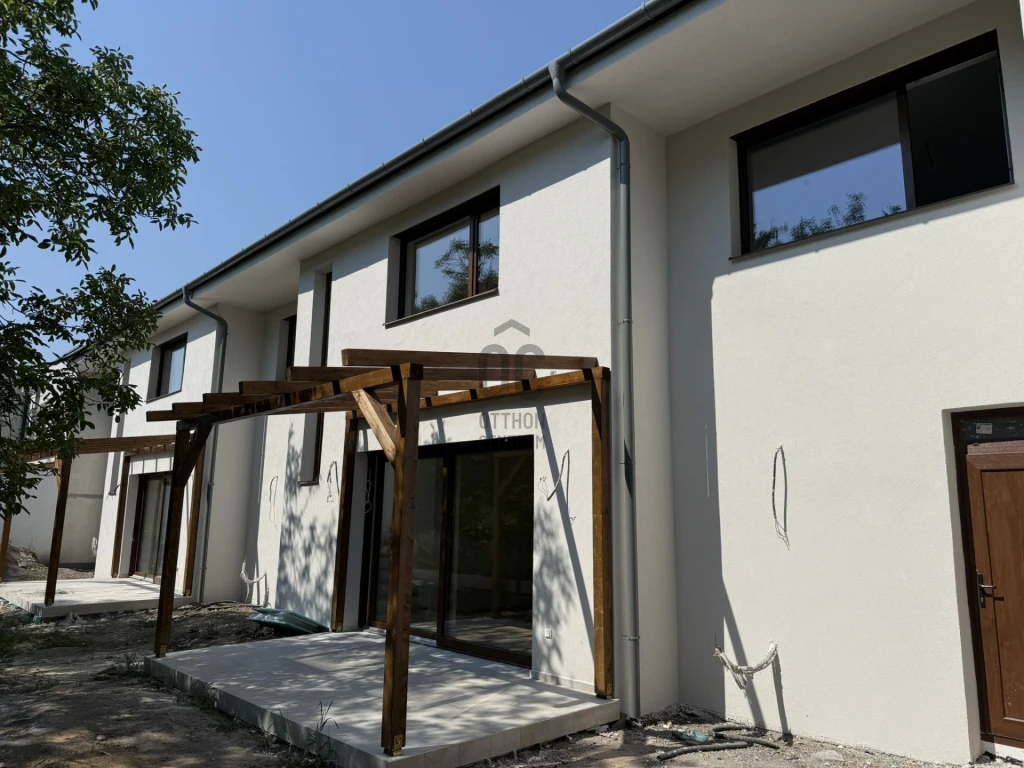 Eladó sorház, Debrecen, Hatvan utcai kert