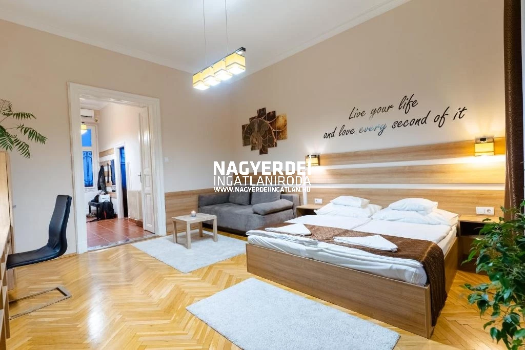 Debrecenben a Belvárosban 45 nm-es, 1 szobás, 2. emeleti lakás, a Főtér mellett eladó!