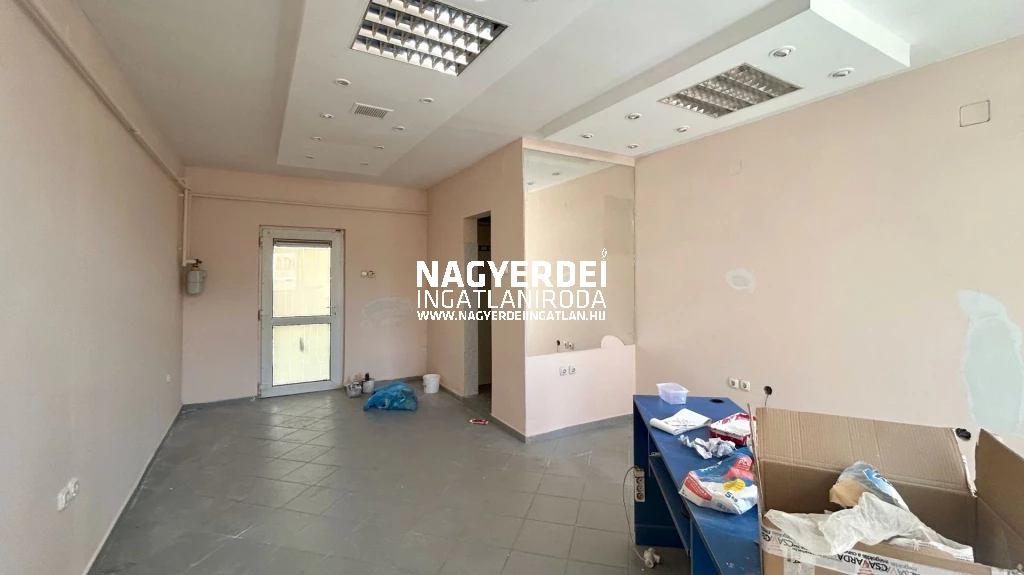 Kiadó 35 m2 üzlethelyiség, Debrecen