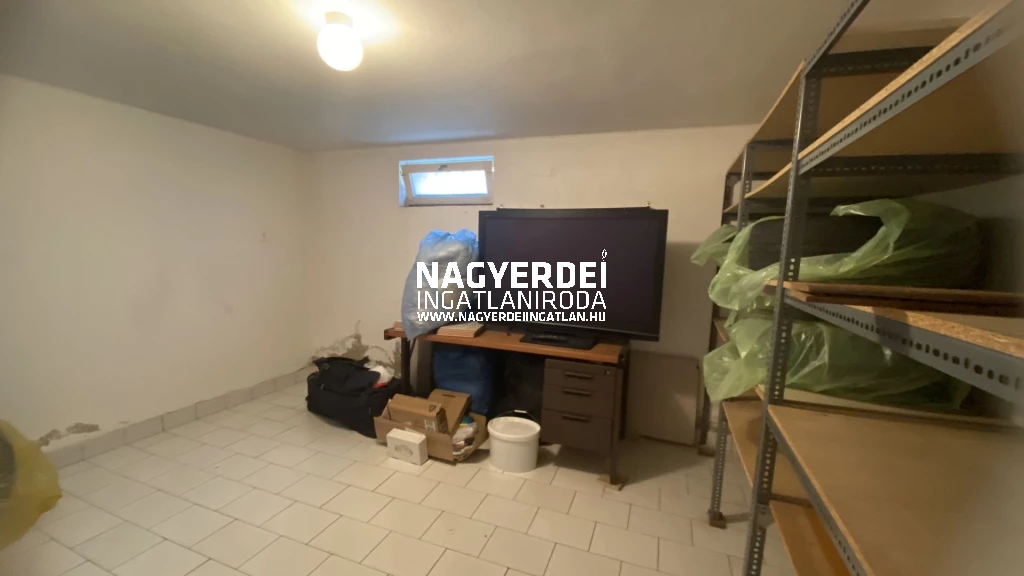 Debrecen NAGYERDEI városrészében, a Komlóssy úton, 15 m2-es tároló KIADÓ