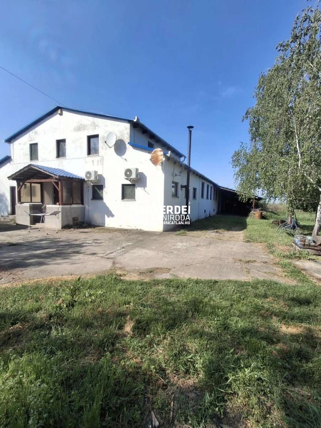 Eladó 460 m2 ipari, keresk. épület, Zsáka