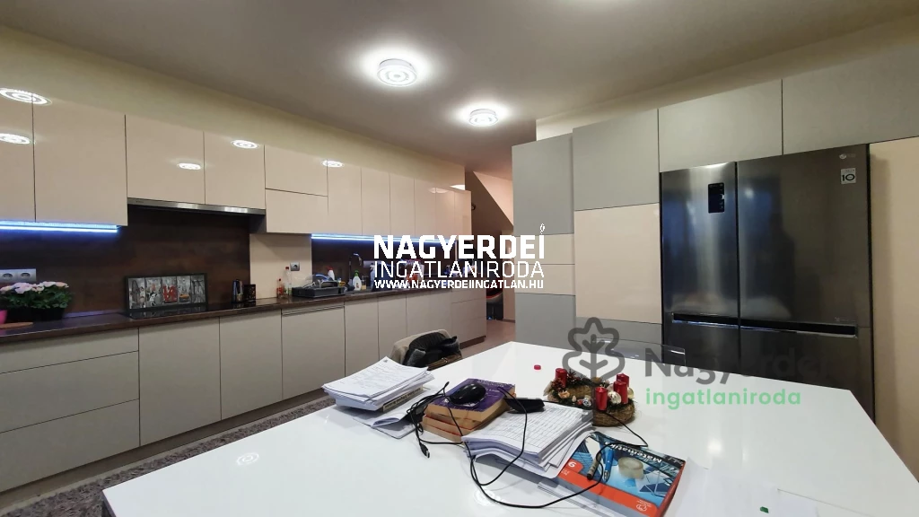 Kiadó 100 m2 tégla lakás, Debrecen