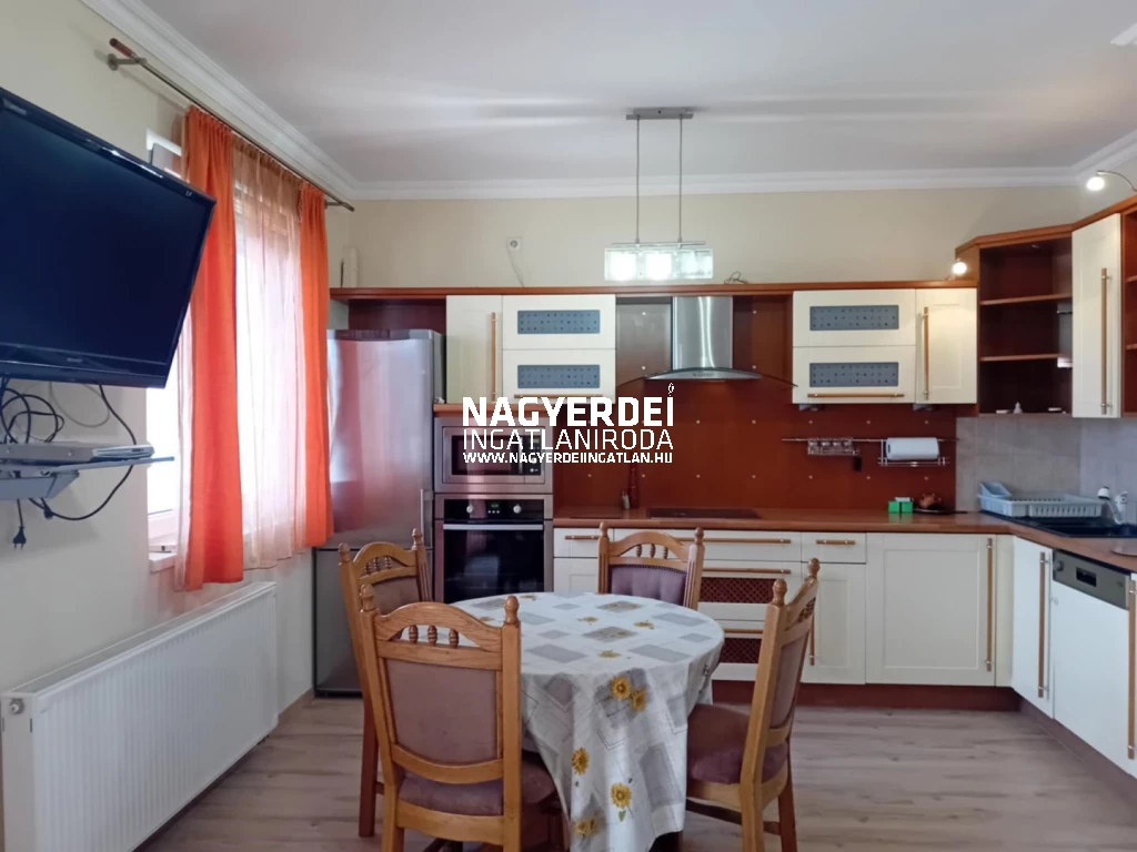 MEDITERRÁN TERASZHÁZBAN, nappali + 2 szobás, 2 nagy terasszal rendelkező lakás KIADÓ