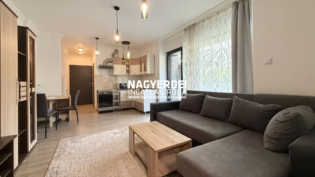 Kiadó teljesen bútorozott, modern lakás erkéllyel – A nagyerdő mellett