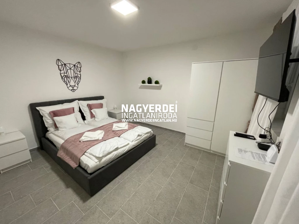 Elérhető apartmanok Debrecen-Nagyerdőalján, kertre nyíló kilátással