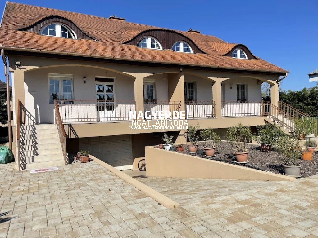 5 szobás ikerház Debrecen kedvelt városrészén hosszútávra KIADÓ!