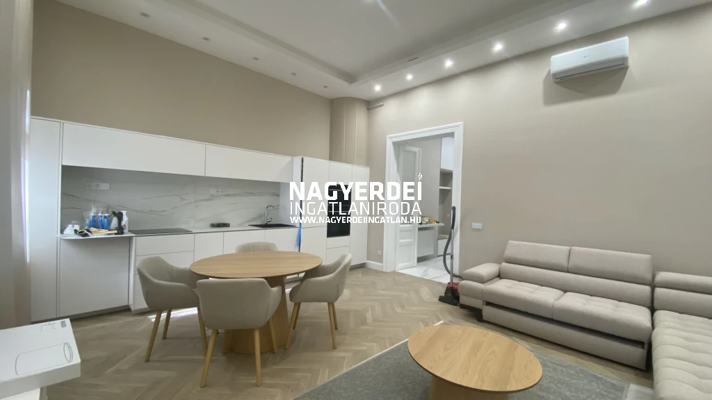 Eladó gyönyörűen felújított, berendezett lakás Debrecen belvárosában – csak beköltözni kell!