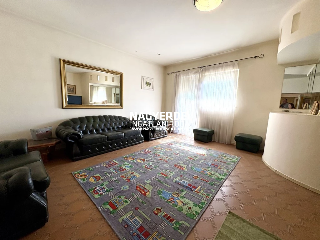 Debrecen Nyulas városrészén 200 nm-es, nappali+3 és fél hálószobás családi ház eladó!